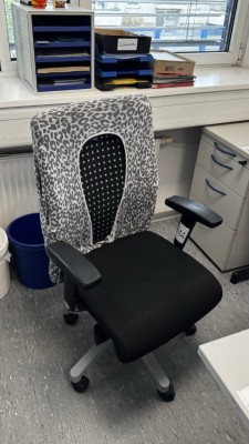 1 Drehstuhl mit Armlehnen